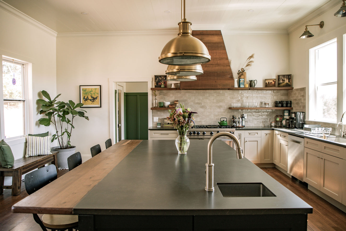 More of the beautiful kitchen. 