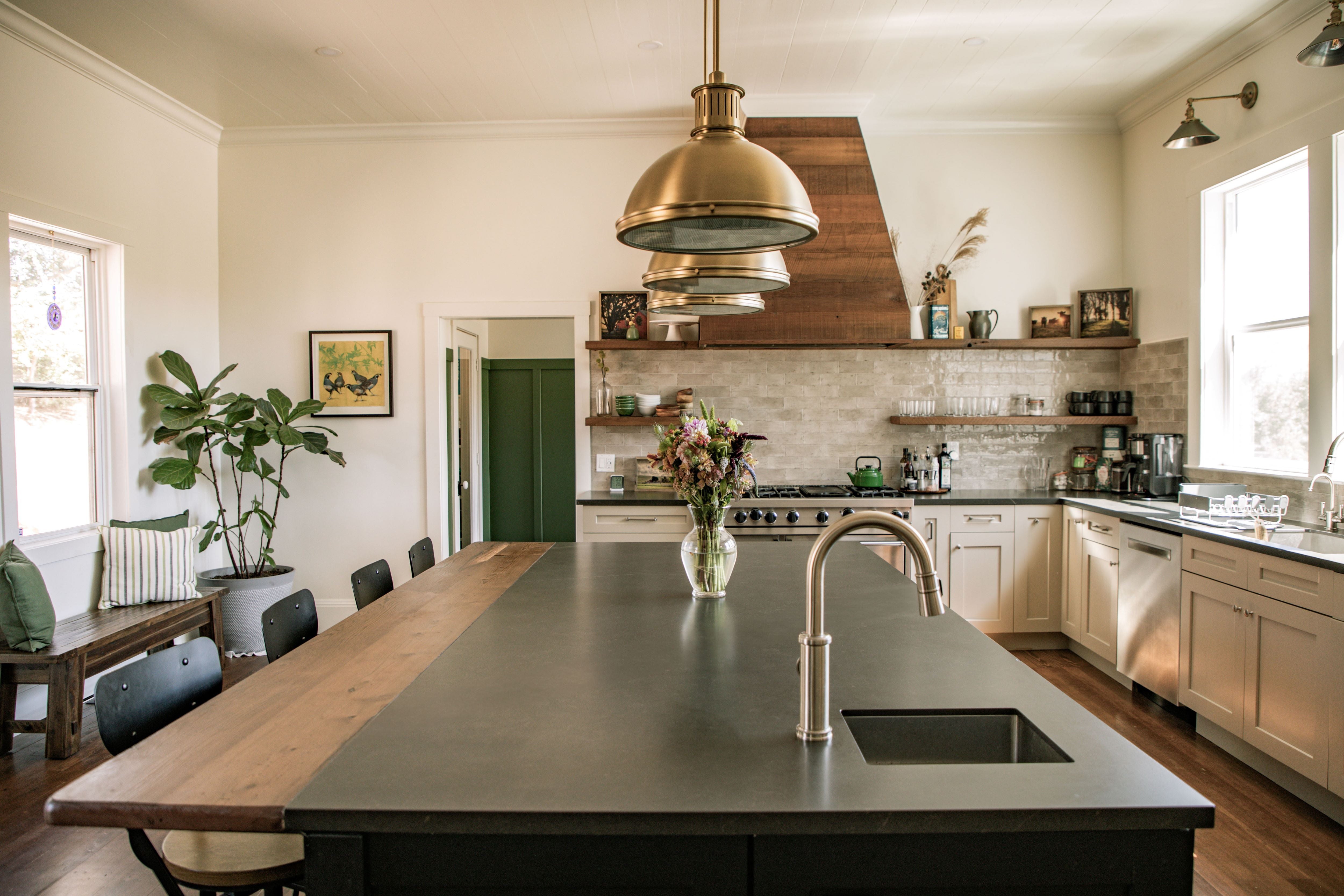 More of the beautiful kitchen. 